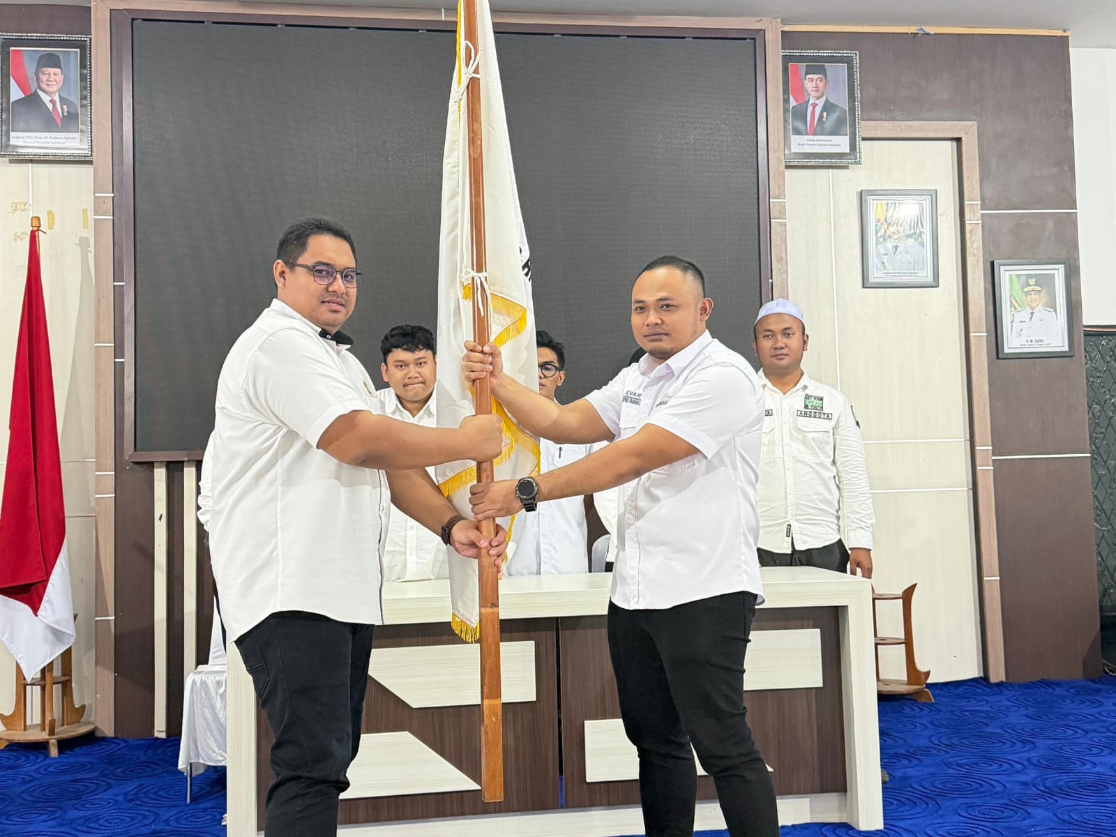 AKLAMASI : Evan Zachari Asher (kanan) ketika menerima bendera dari Ketua HIPMI sebelumnya. (Foto : Evan untuk Radar Banjarmasin)