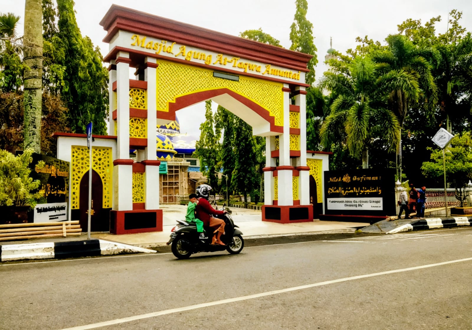 LARANGAN: Halaman depan Masjid At-Taqwa Amuntai di Jalan Norman Umar Kabupaten HSU, zona bebas PKL atau aktivitas berjualan. (Foto: M.Akbar/Radar Banjarmasin)