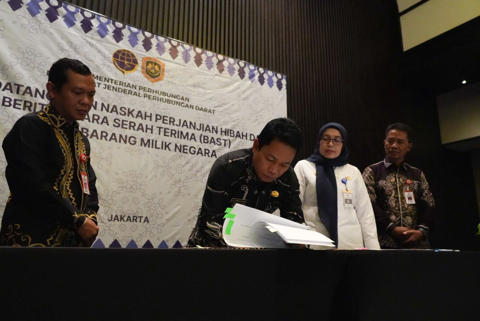 Bupati Balangan Abdul Hadi didampingi Kadishub Musa Abdullah saat prosesi penandatanganan hibah bus sekolah dari Kemenhub RI di Jakarta. (El untuk Radar Banjarmasin)