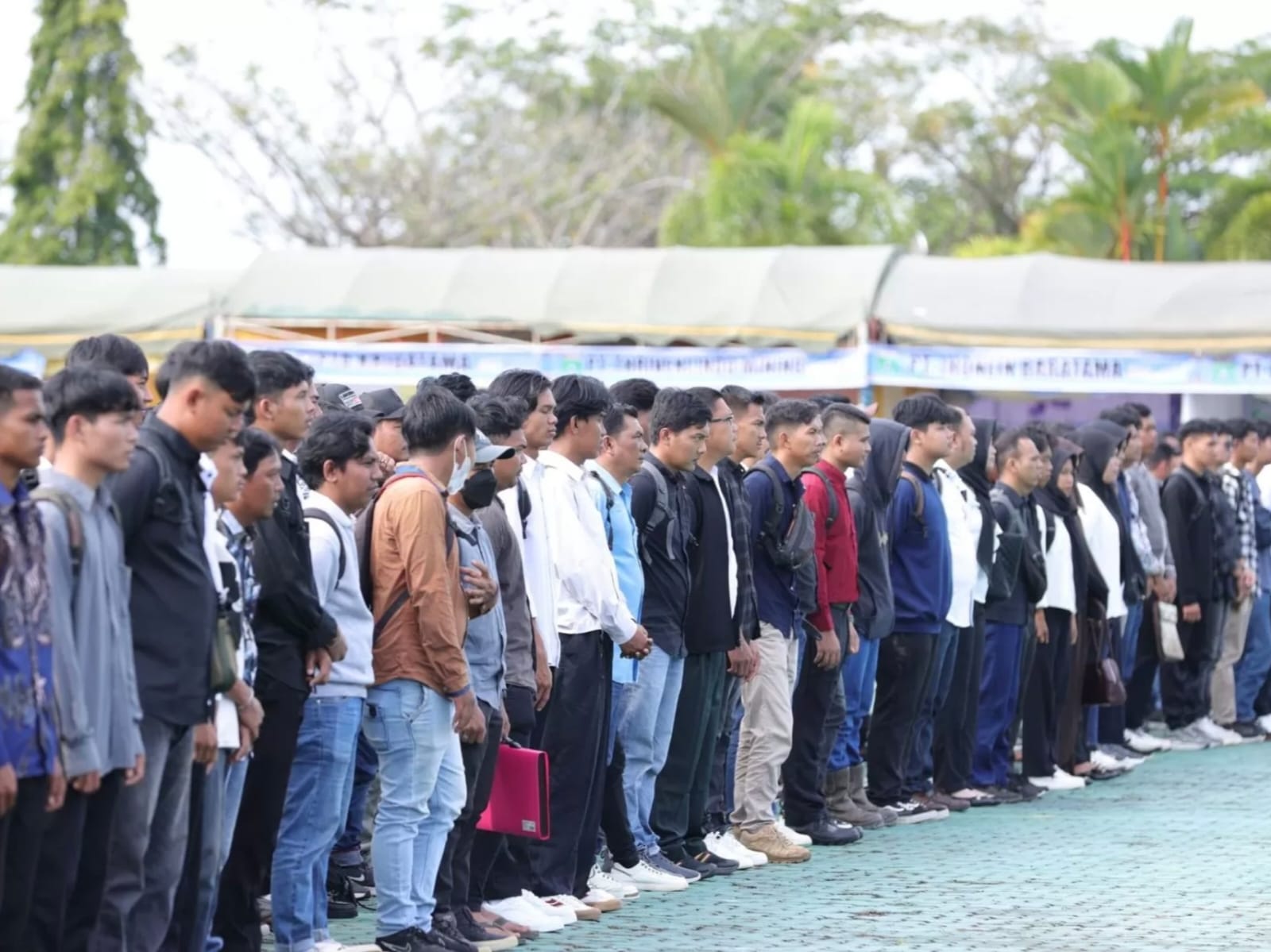 CARI KERJA: Para pencari kerja berdiri berbaris menyimak sambutan pembukaan Job Fair Tanah Bumbu beberapa waktu lalu. (Foto: Disnakertrans Tanah Bumbu untuk Radar Banjarmasin)
