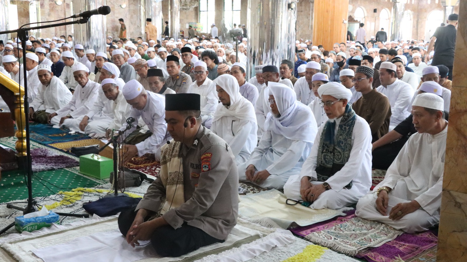KHUSYUK: Briptu Ahlun anggota Bhabinkamtibmas Polres Hulu Sungai Utara, saat menjadi imam salat Jumat di Masjid At-Taqwa Kota Amuntai. (Foto: Istimewa/Radar Banjarmasin)