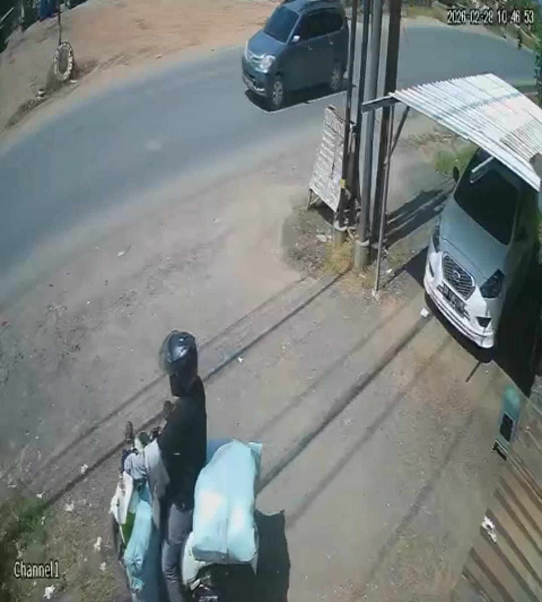 terekam cctv: Dua Karung Berisi Ratusan Paket JNT Raib Dicuri (tangkapan layar)