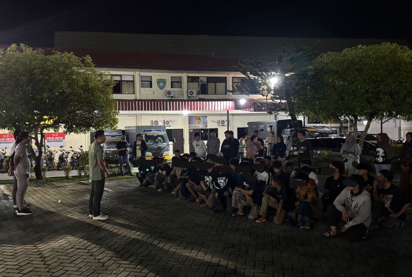 PEMBINAAN:Sejumlah remaja yang diamakan dari hasil patroli diberikan pembinaan oleh Kasat Reskrim Kompol Eru Alsepa.// Polresta untuk Radar