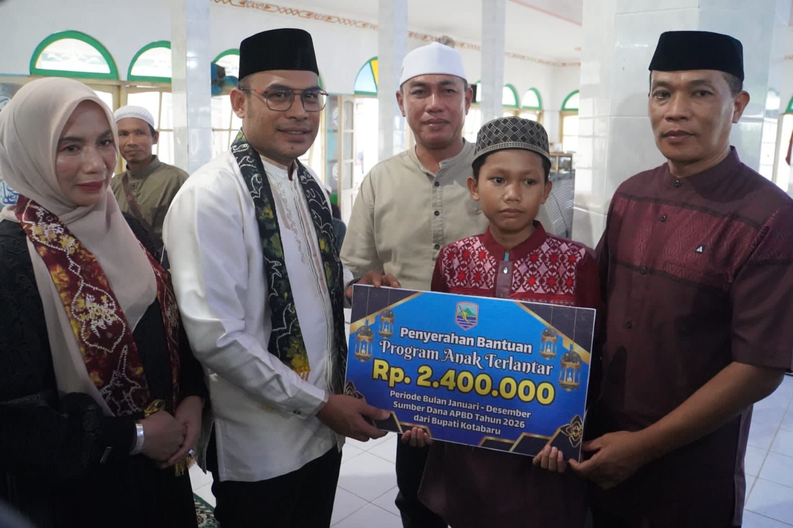 PEDULI: Wabup Kotabaru, Syairi Mukhlis salurkan bantuan untuk masyarakat.