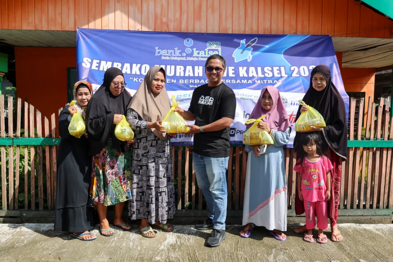 HARGA SUBSIDI:Warga membeli sembako murah yang digelar FWE Kalsel di Gang Ratu Wangi, RT 17, Kertak Hanyar, Kabupaten Banjar, Sabtu (28/2/2026).
