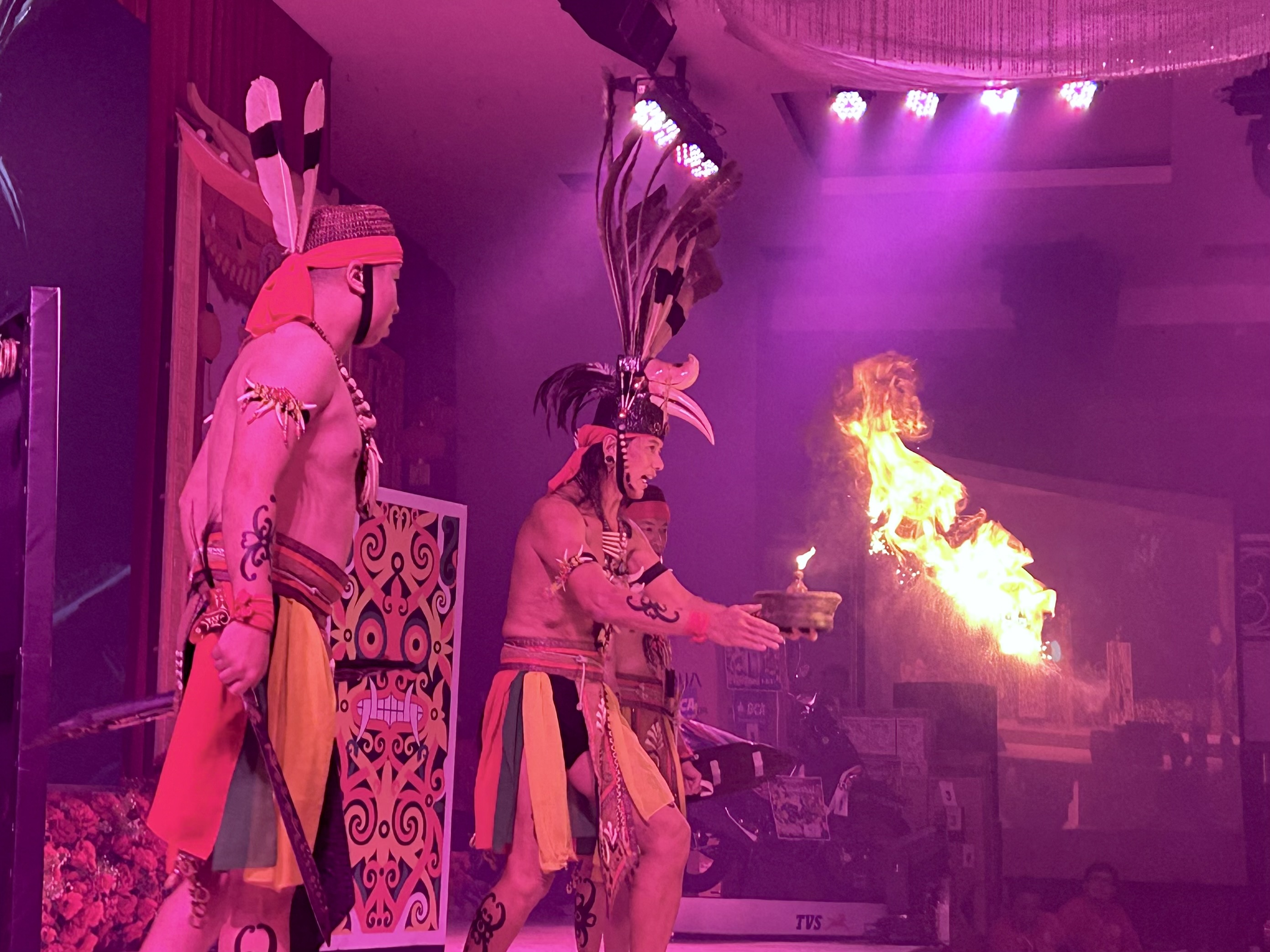 WARNA: Tarian dayak dengan atraksi bela diri turut memberi warna. (Foto: Tia Lalita)