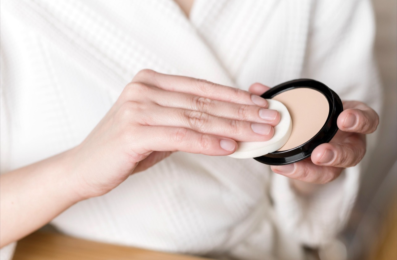 CAKEY: Meski lebih tipis dari foundation, pemakaian cushion berlebihan juga tetap bisa bikin makeup cakey. (Foto: Freepik)