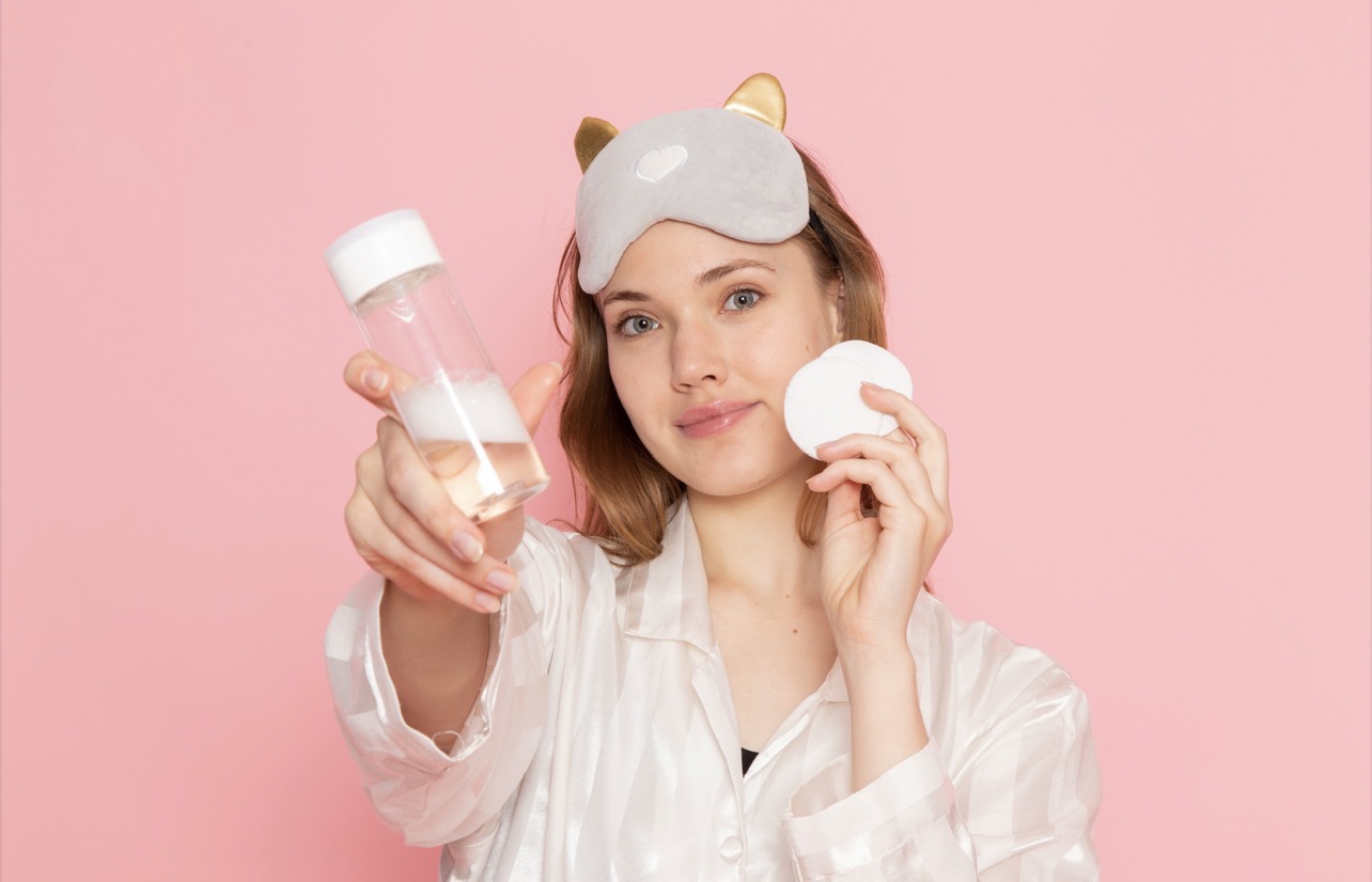 KHUSUS: Makeup waterproof kadang sulit dibersihkan jika tanpa makeup remover khusus. (Foto: Freepik)