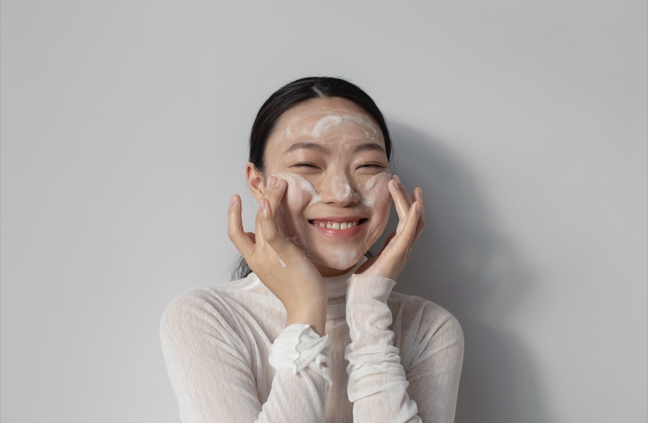 BERSIH: Rutin memakai facial wash membantu kulit tetap bersih. (Foto: Freepik) 