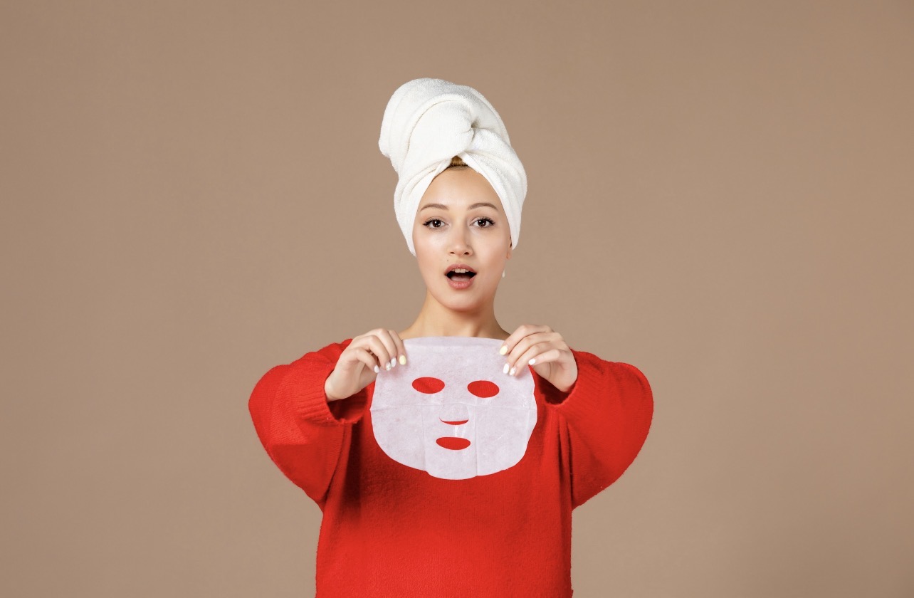 OPTIMAL: Pemakaian sheetmask tetap harus sesuai aturan agar hasil optimal. (Foto: Freepik)