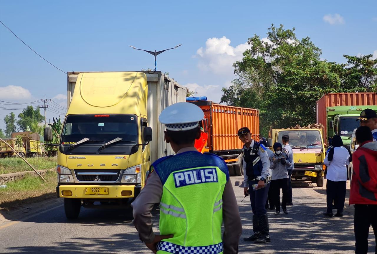 JANGAN MASUK KOTA: Komisi III DPRD Kota Banjarmasin mendesak penindakan truk bandel yang melanggar jam operasional agar tidak mengganggu kelancaran lalu lintas warga mencari takjil.