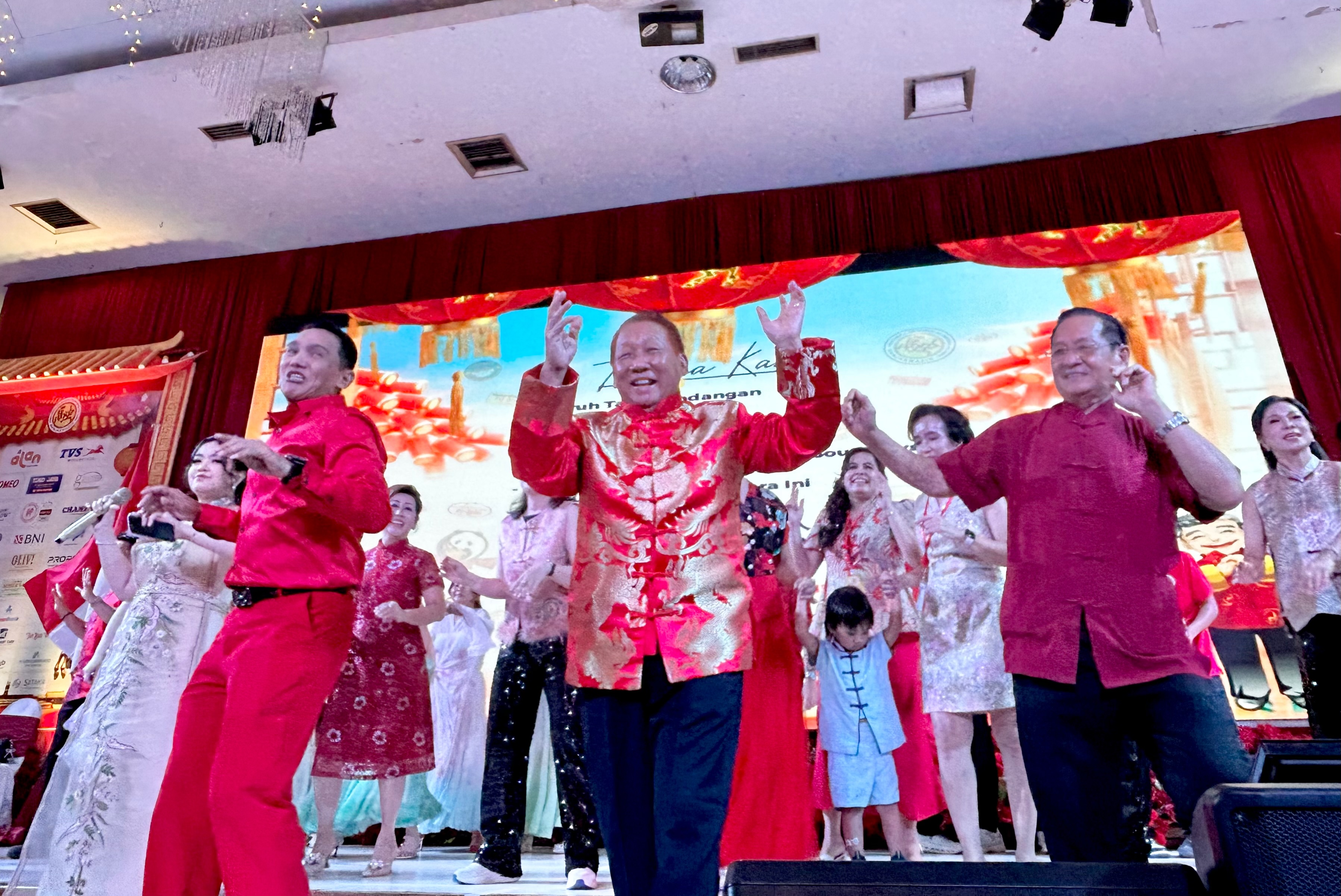 SUKACITA: Ratusan warga etnis Tionghoa Banjarmasin rayakan Tahun Baru Imlek 2577 dengan penuh sukacita. (Foto: Tia Lalita)
