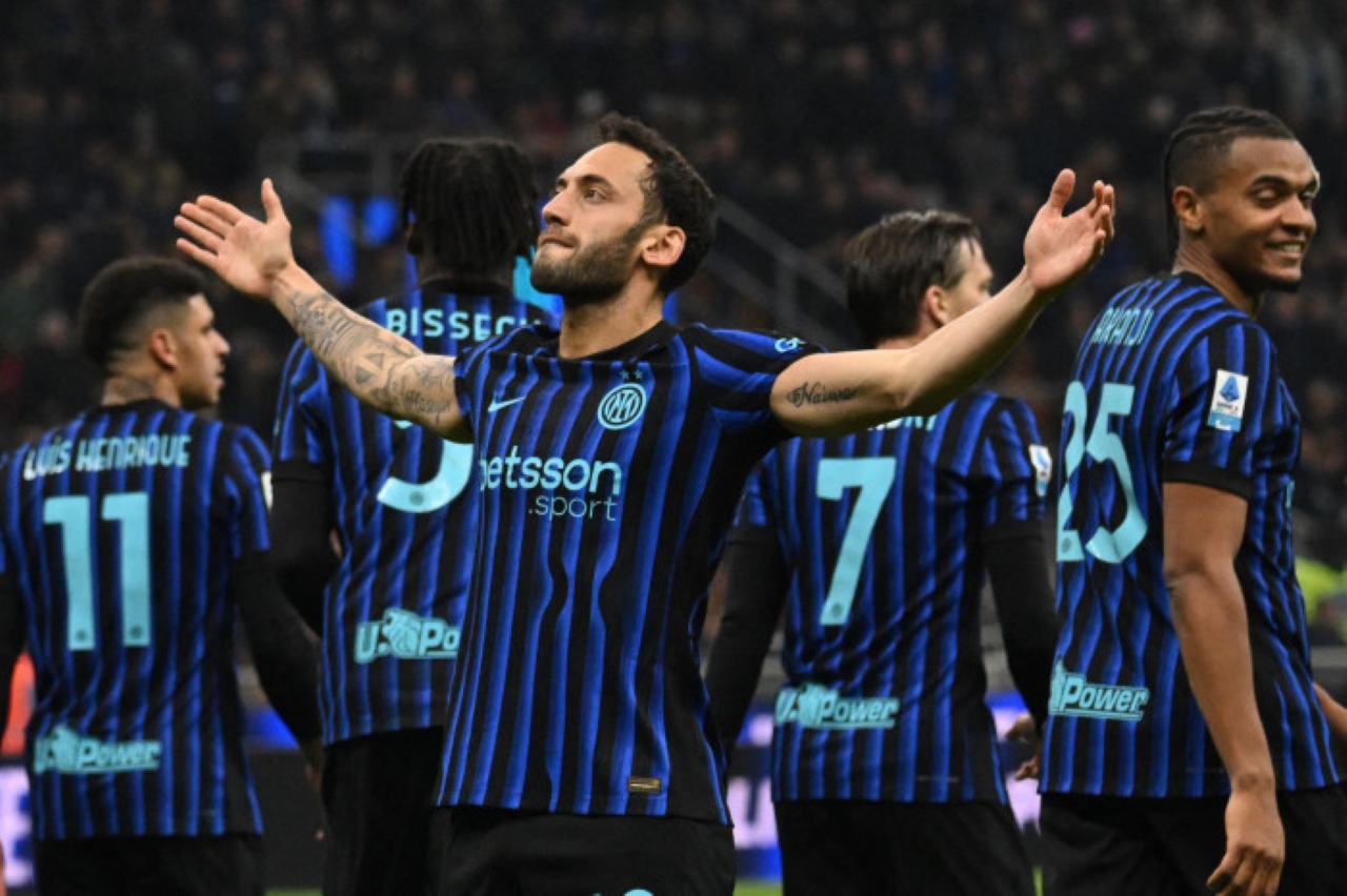 CETAK GOL: Selebrasi Hakan Calhanoglu setelah mencetak gol kedua Inter Milan dalam pertandingan Liga Italia 2025/26 lawan Genoa di Giuseppe Meazza, Minggu (1/3). 