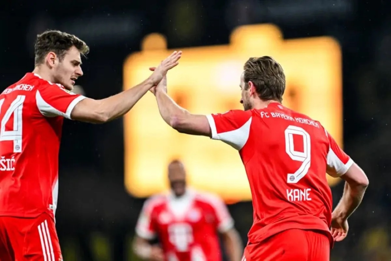 DRAMATIS: Harry Kane (kanan) mencetak dua gol untuk Bayern Munchen dalam pertandingan Liga Jerman 2025/26 di Signal Iduna Park, Minggu (1/3). (Bundesliga.com)