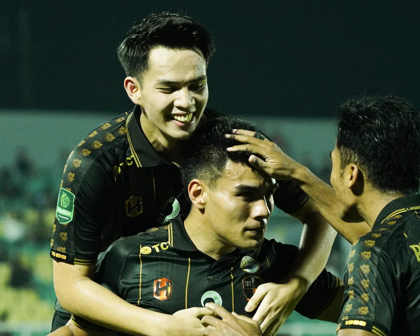 MERAYAKAN: Pemain Barito Putera merayakan gol ke gawang Deltras FC dalam laga Grup Timur di Stadion Gelora Delta, Sidoarjo. (dok barito)