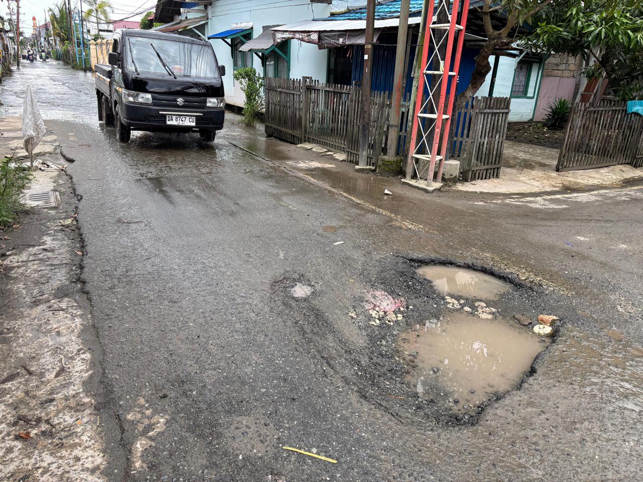 BERLUBANG: Kondisi jalan berlubang dan tambalan aspal yang rusak di salah satu ruas jalan Kota Banjarmasin. (Foto: Zulvan Rahmatan/Radar Banjarmasin)