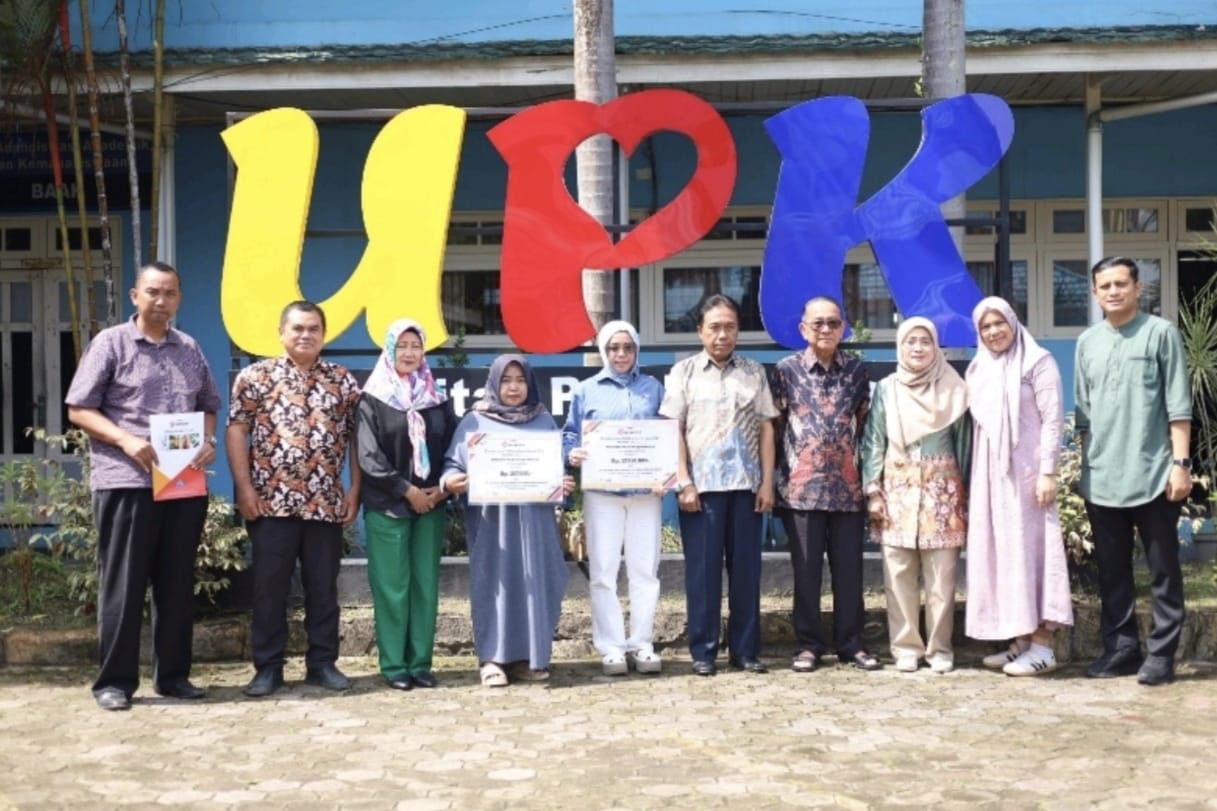 FOTO BERSAMA:Pimpinan Universitas PGRI Kalimantan, Yayasan, dan perwakilan BUMIDA berfoto bersama usai penyerahan klaim asuransi kepada ahli waris mahasiswa.