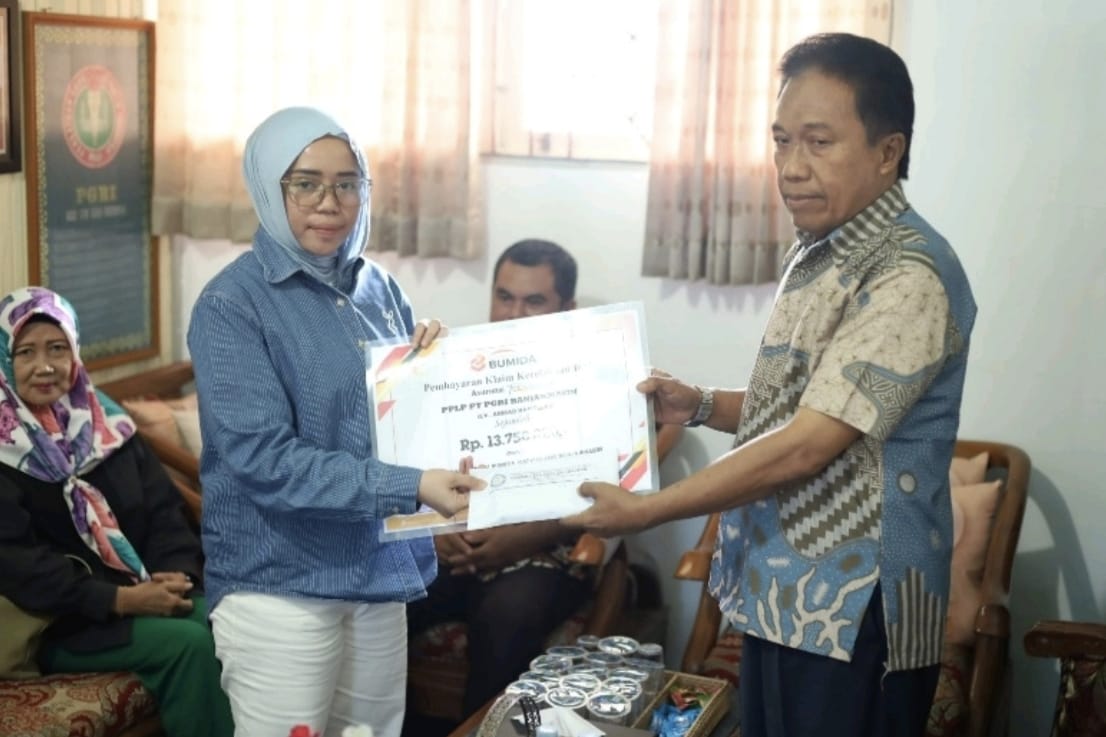 PENYERAHAN:Pimpinan Universitas PGRI Kalimantan bersama perwakilan PT Asuransi Umum Bumiputera Muda 1967 (BUMIDA) menyerahkan secara simbolis klaim asuransi kematian kepada ahli waris mahasiswa.  