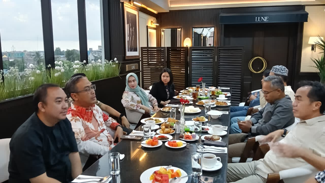AKRAB:Direktur Utama Radar Banjarmasin, H Suriansyah Achmad bersama pimpinan Mandiri sambil menunggu waktu berbuka puasa di The Lune Resto Halaxy Hotel Banjarmasin, Senin (2/3/2026).  