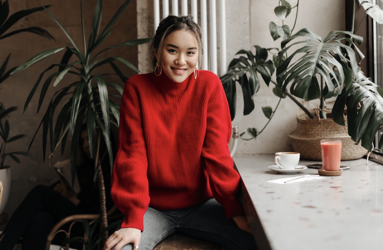 MAKEUP SOFT: Pakaian dengan warna mencolok diimbangi dengan makeup yang soft agar tak berlebihan. (Foto: Freepik)