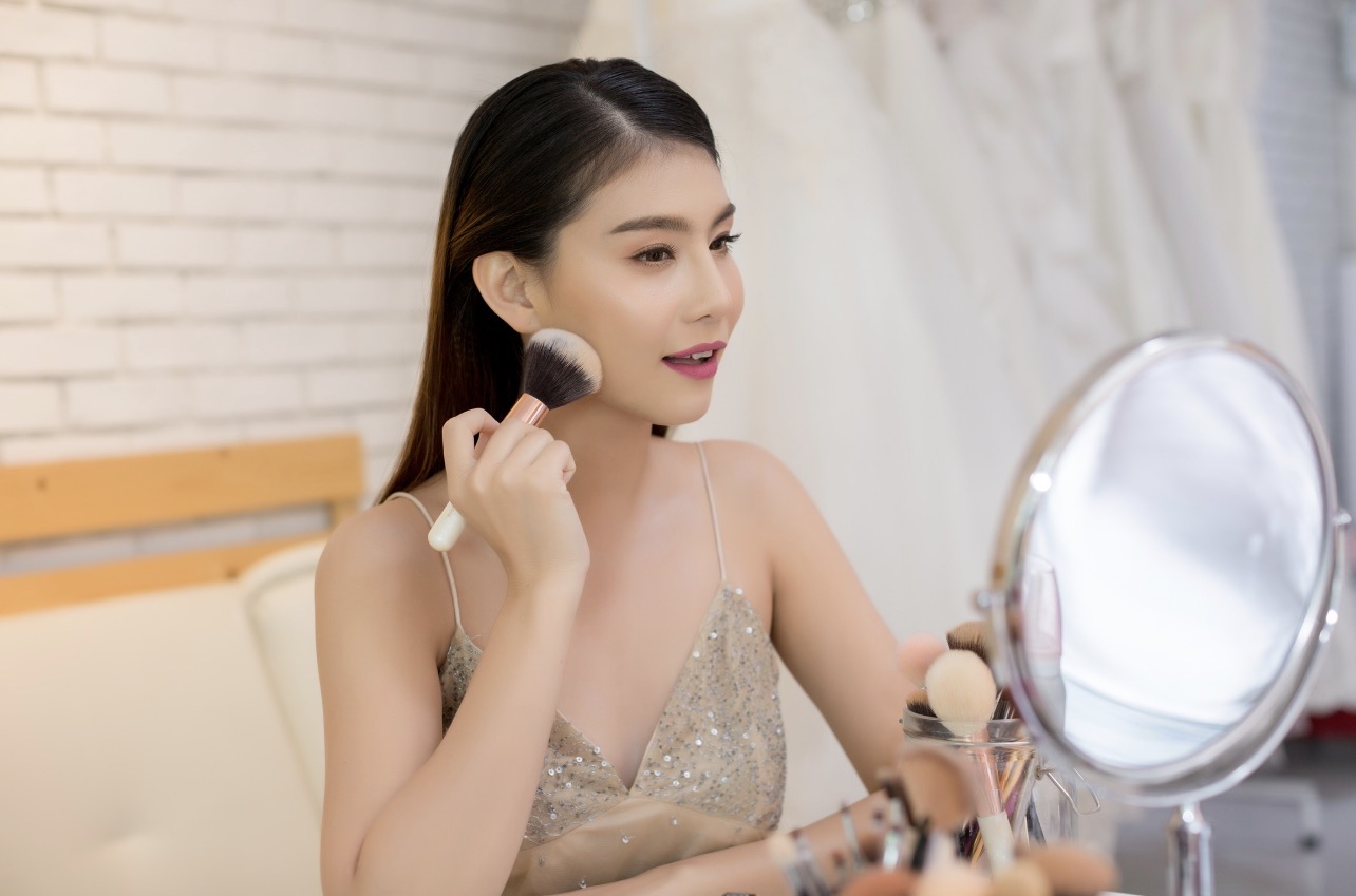 LEMBUT: Makeup soft glam identik dengan riasan glamor namun lebih lembut. (Foto: Freepik)