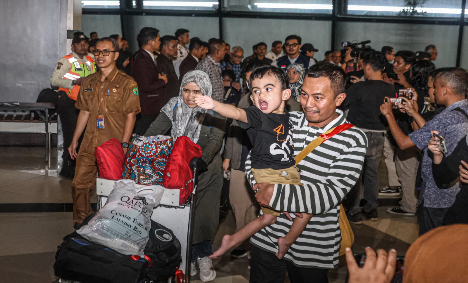 DIPULANGKAN: WNI di Iran diimbau untuk meningkatkan kewaspadaan dan tetap menjalin komunikasi dengan KBRI Tehran. (Dokumen Jawa Pos)