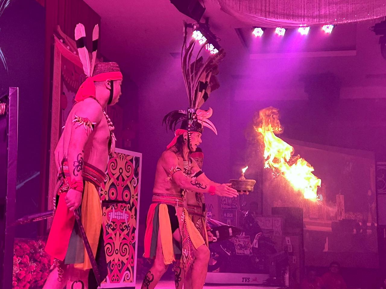MERIAHKAN: Tarian dayak dengan atraksi bela diri turut memberi warna.