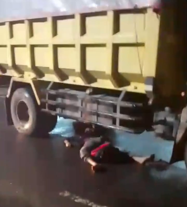 Pengendara CBR tewas ditempat setelah terlibat tabrakan dengan truk.