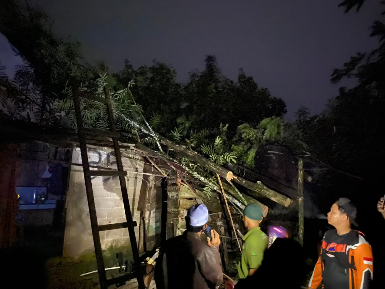 Beberapa atap bangunan rumah warga di Dua Desa Kecamatan Binuang rusak akibat angin puting beliung. 