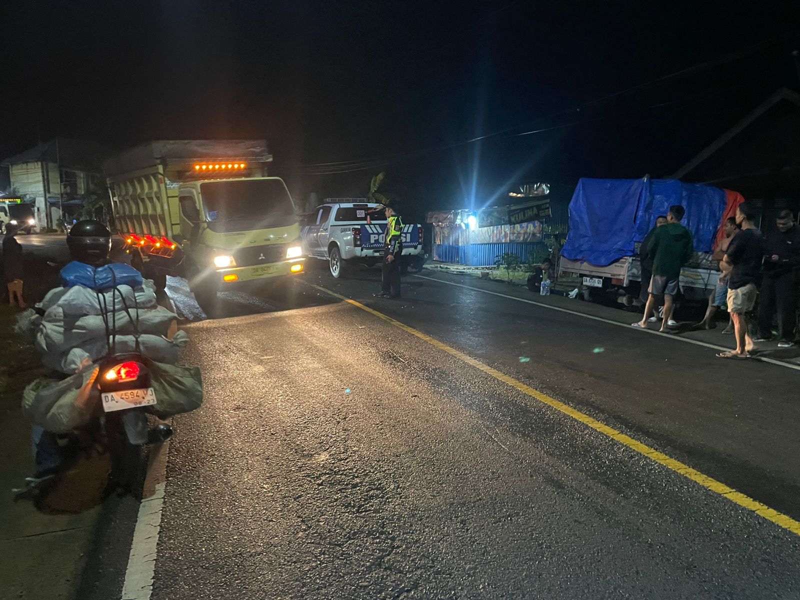  Polres HST mengatur lalu lintas pasca terjadinya kecelakaan di Desa Pamangkih, Senin (2/3/2026) dini hari.  