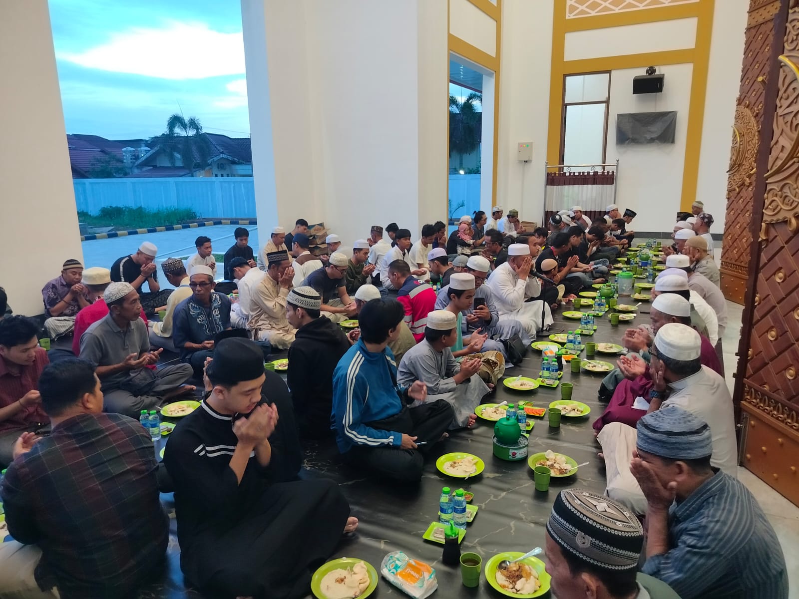 KEKELUARGAAN: Sejumlah jemaah duduk lesehan menunggu waktu berbuka di Masjid Bahrul Hidayah.