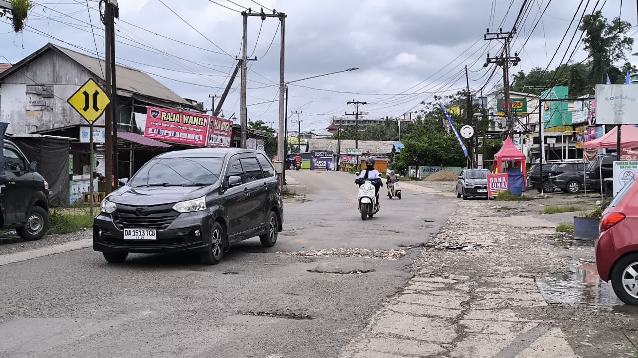 PERLU PENANGANAN SEGERA: Komisi III DPRD Balangan menyoroti kondisi ruas Jalan Nasional A Yani di wilayah Paringin, Balangan, yang rusak parah jelang arus mudik Lebaran. Foto diambil Senin (2/3/2026).