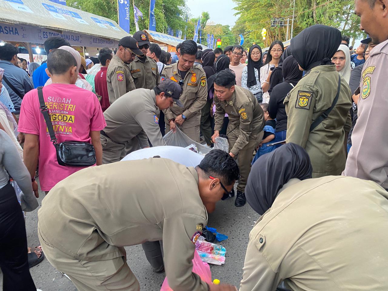 PENERTIBAN: PKL ditertibkan jika berjualan di Festival Pasar Wadai Ramadan Banjarmasin bukan pada jam yang ditentukan. Pengemis, pengamen dan gelandangan juga ditertibkan pada Minggu (1/3/2026).