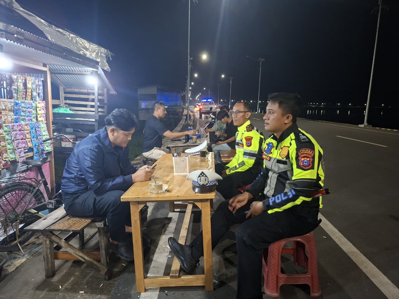 SINGGAH SAMBIL MEMANTAU: Anggota Satlantas Polres HSU tingkatkan patroli malam cegah balap liar selama Ramadan di Bypass Amuntai atau Jalan Fakhruddin.