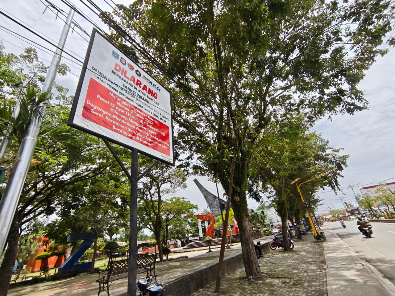 LARANGAN: Petugas memasang papan larangan berjualan di trotoar depan Taman Edukasi, Kecamatan Simpang Empat, Kabupaten Tanah Bumbu.