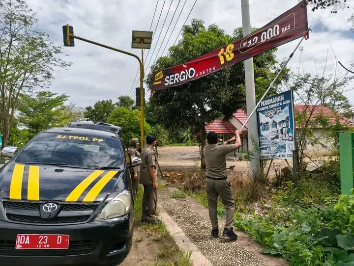 TERTIBKAN: Satpol PP HSS tertibkan spanduk iklan rokok tak berizin di wilayah HSS.