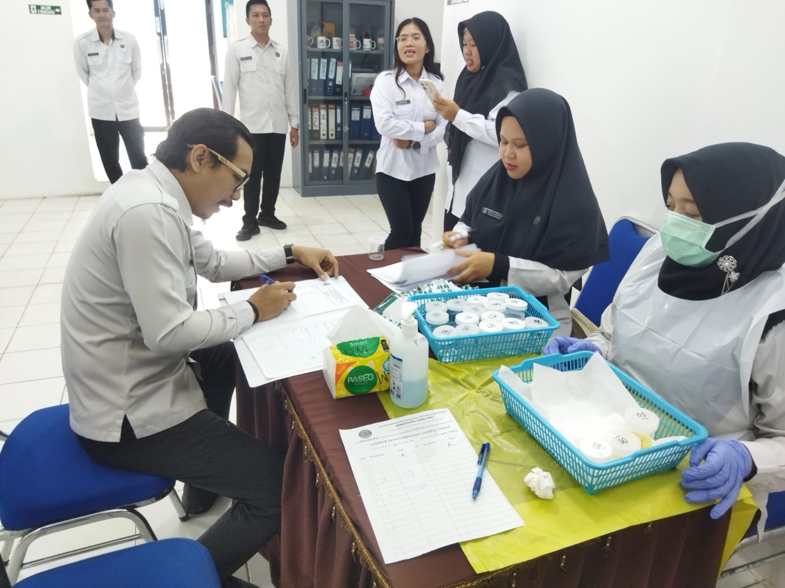 TES URINE : Jajaran P2M pada BNNK Tabalong saat menjalani tes urine mendadak.