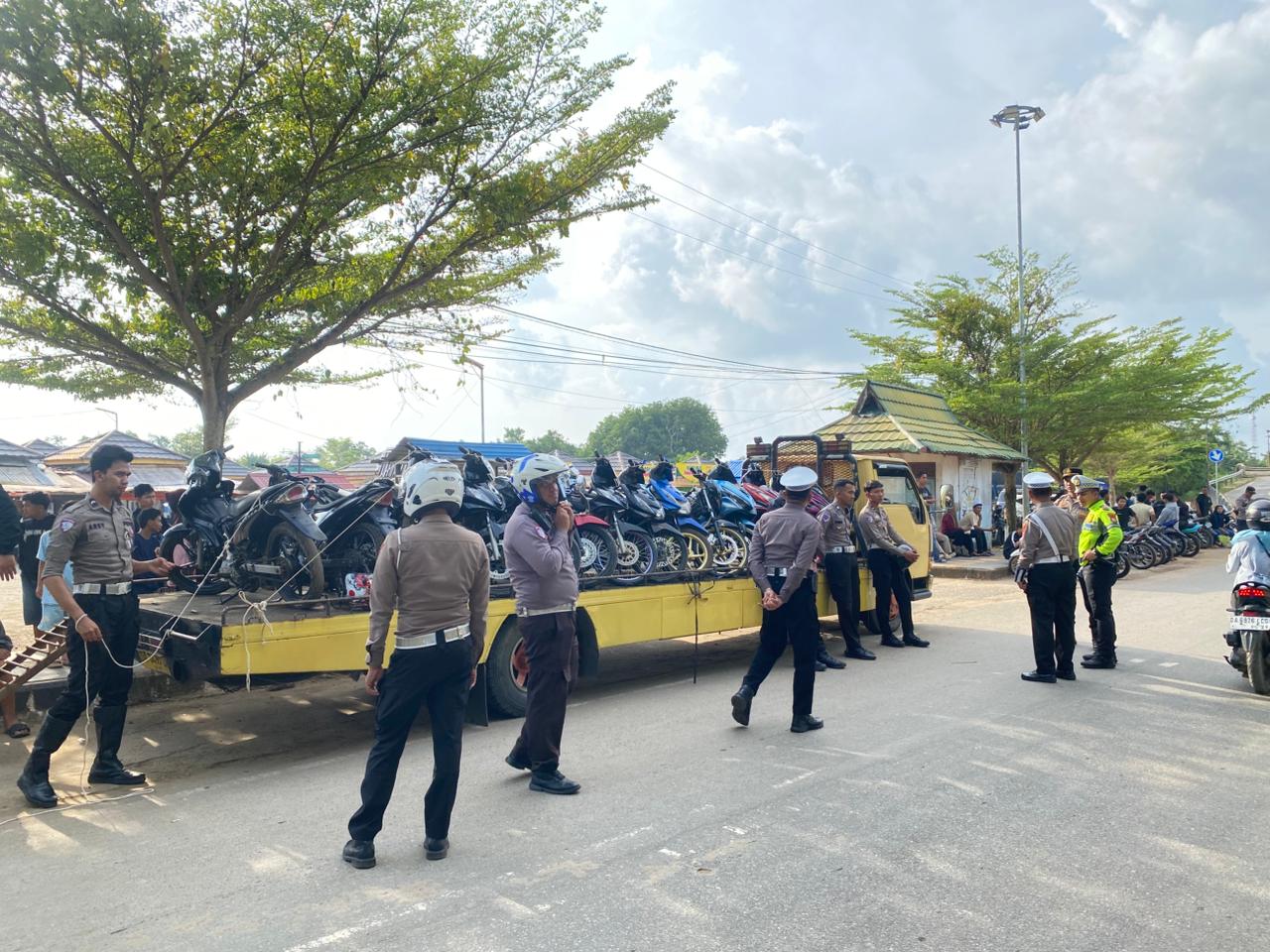 HASIL RAZIA: Inilah penampakan kendaraan roda dua yang diamankan Sat Lantas Polres Tala karena balap liar di kawasan Pantai Takisung, Minggu (1/3/2026).