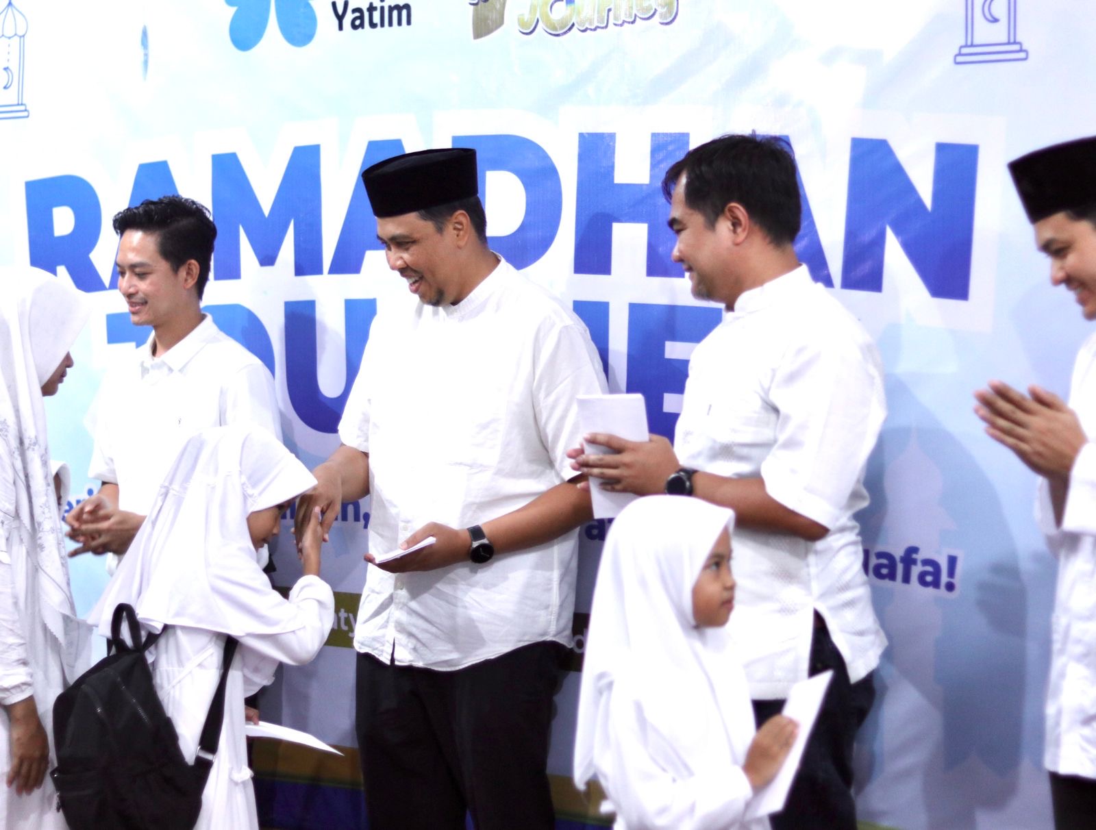 SANTUNAN: BBSO Head PT PAMA Arif Cahyadi menyerahkan santunan kepada anak yatim di Sahabat Yatim Banjarbaru.