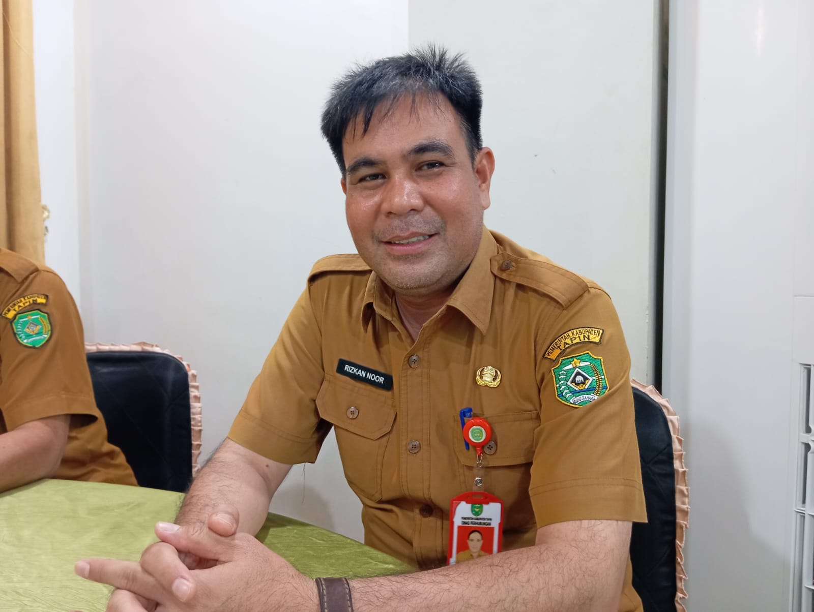 WAWANCARA: Kepala Dishub Tapin Rizkan Noor menjelaskan terkait rencana penyerahan pengelolaan parkir ke Dinas Perdagangan. Foto Rasidi Fadli