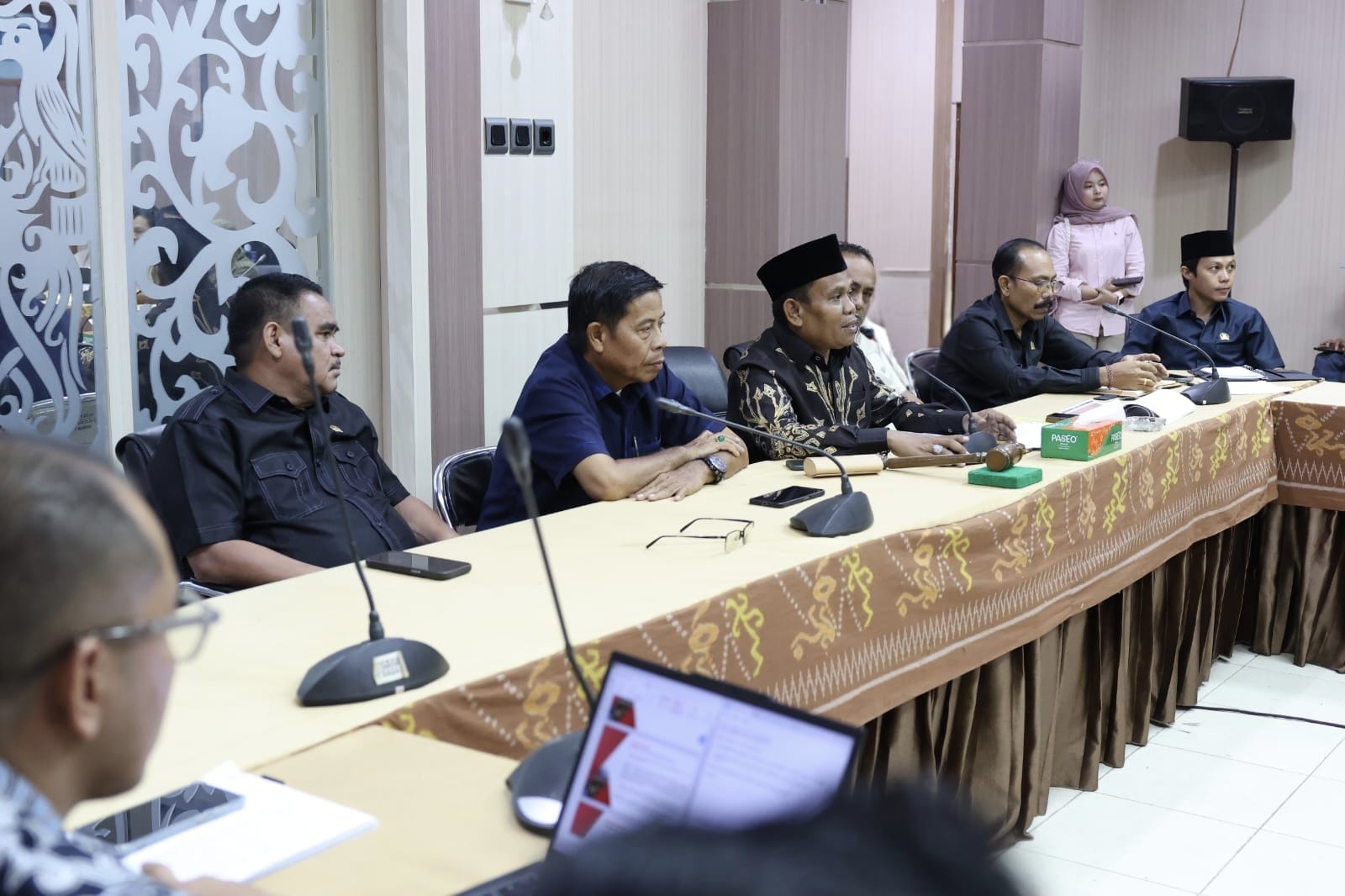 DISOROT: Komisi III DPRD Tanah Bumbu saat menggelar RDP terkait perselisihan hubungan industrial antara PT PPA dan serikat pekerja. (Foto: Zulqarnain/Radar Banjarmasin)