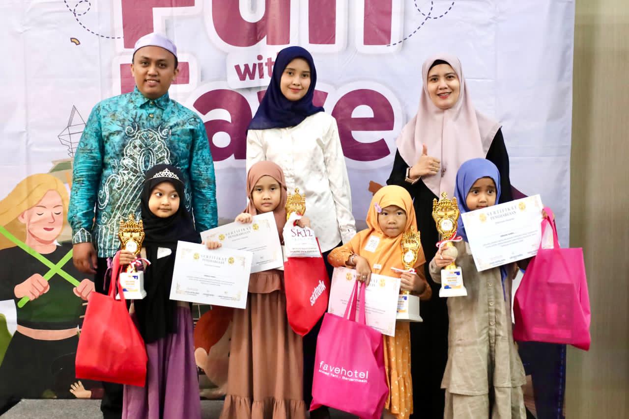 JUARA: Para pemenang Lomba Hafalan Surah Pendek mendapat sejumlah hadiah menarik dari Favehotel Ahmad Yani Banjarmasin.  