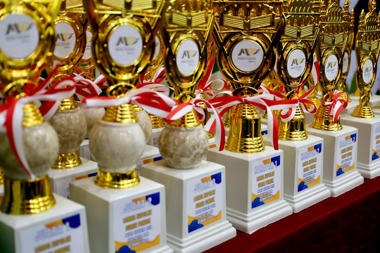 TROFI: Lomba Hafalan Surah Pendek ini juga memperebutkan trofi. Anak-anak pun semakin antusias.