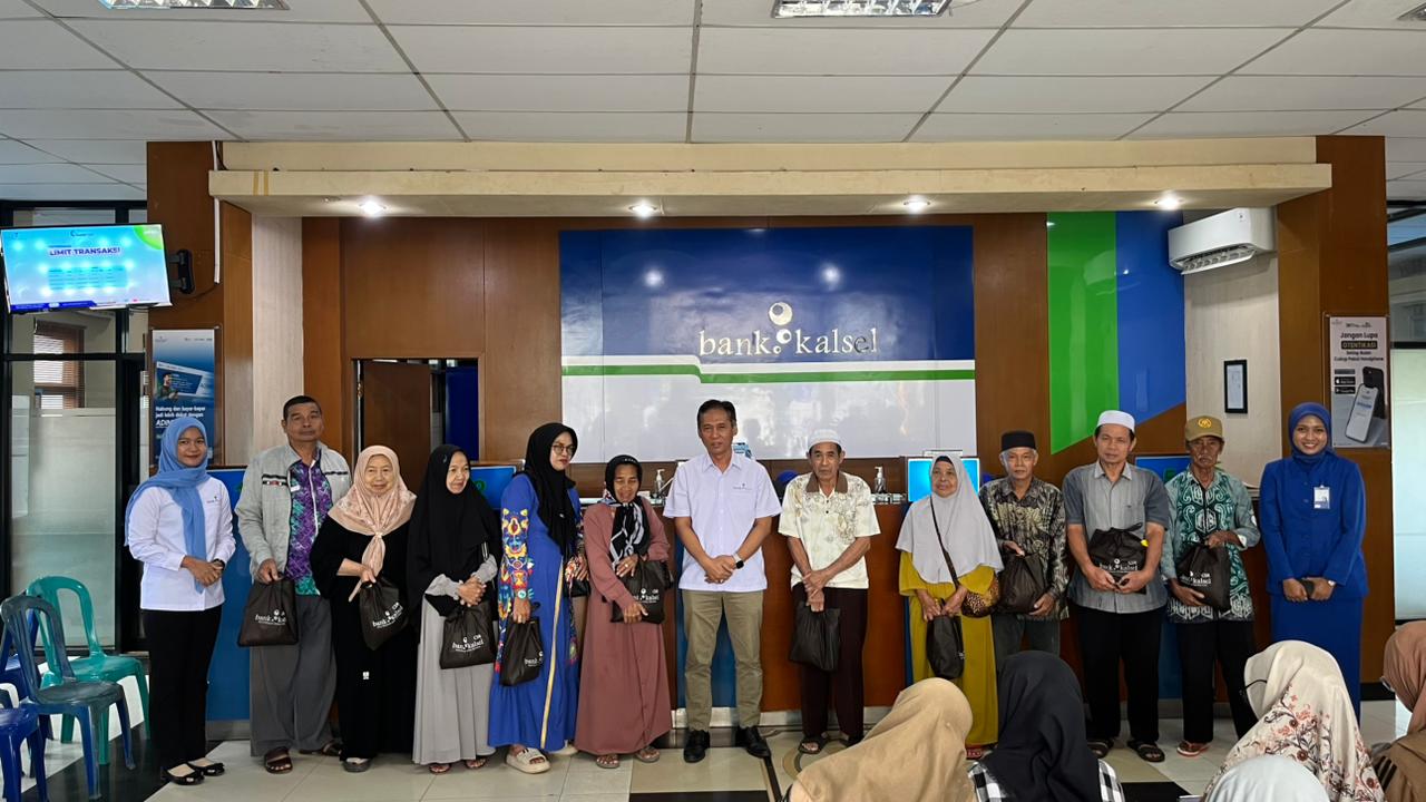 SIMBOLIS:Kepala Bank Kalsel Kantor Cabang Paringin, Muhammad Isnaeni menyerahkan paket sembako Ramadan kepada para nasabah pensiunan di Paringin.