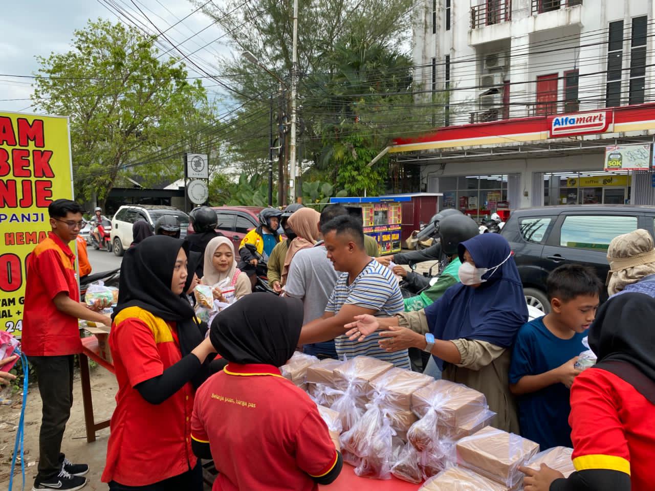 BERBAGI:Kegiatan Warteg Gratis Alfamart yang digelar di 34 Kota, termasuk di Kota Banjarmasin.