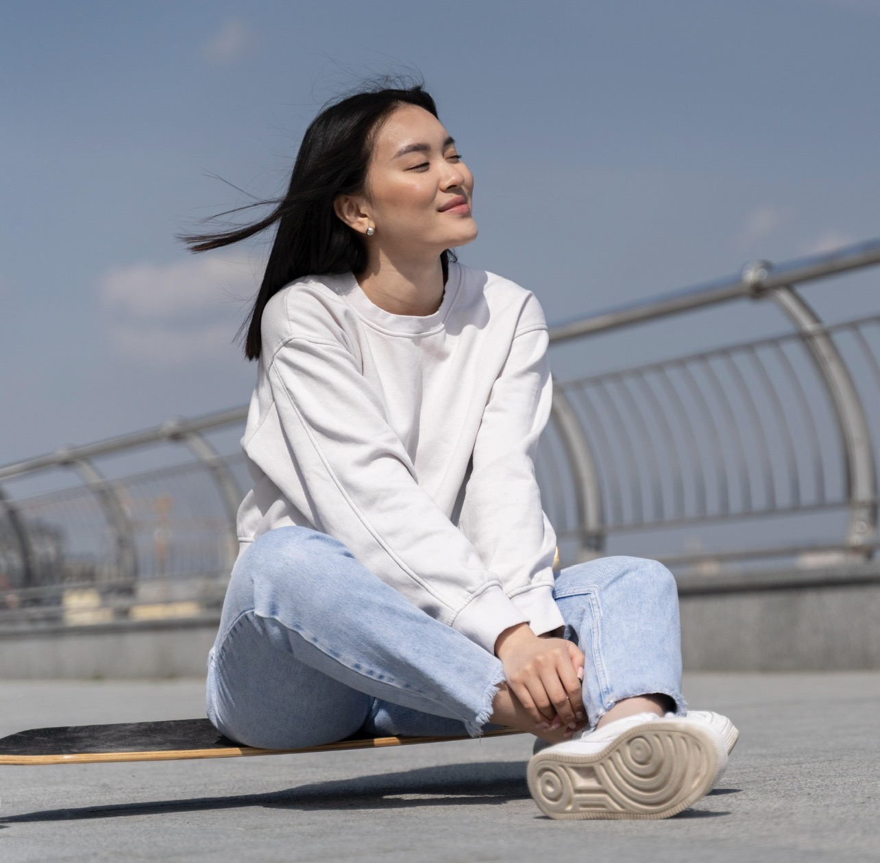 PADU PADAN: Sekalipun memakai baju laki-laki, mix and match dan riasan membuat seseorang cantik. (Foto: Freepik)