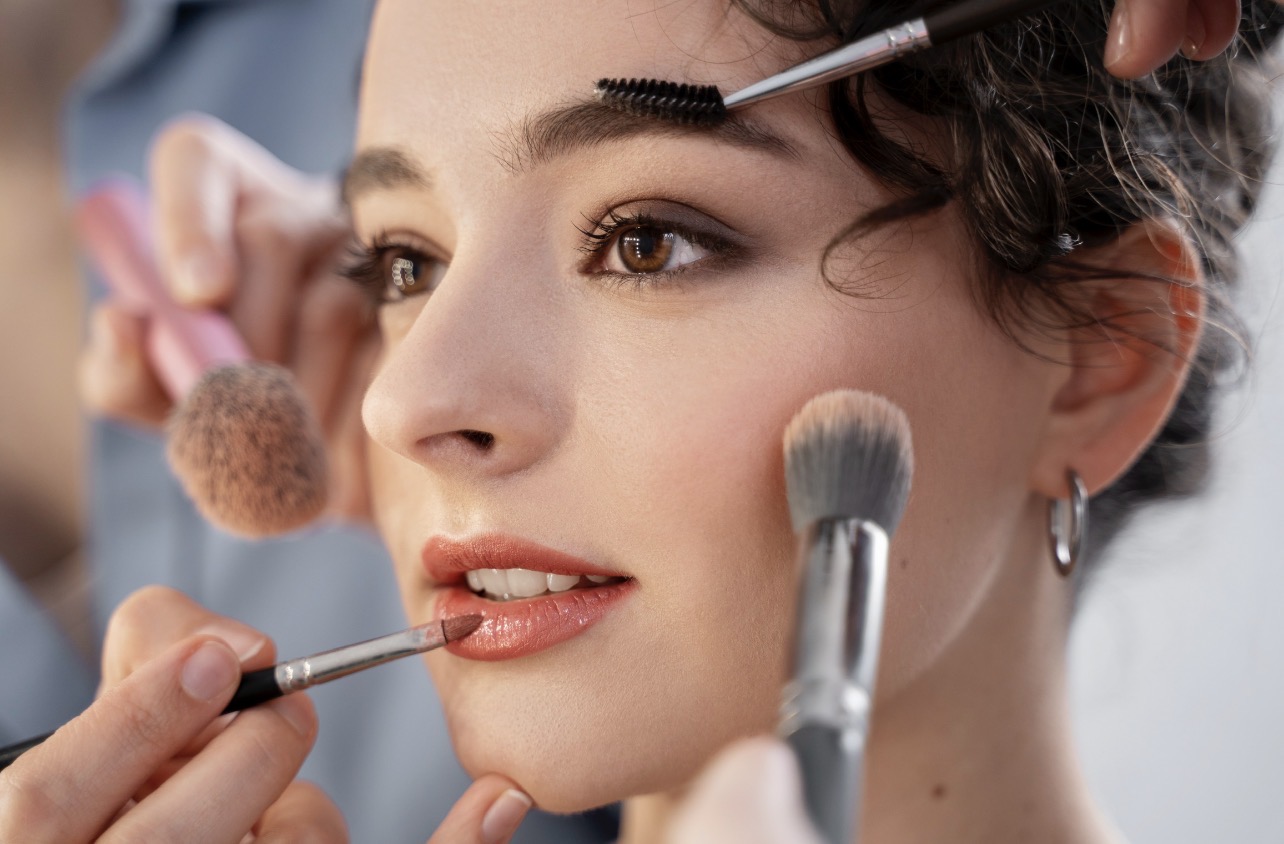 NETRAL: Pemilihan warna makeup yang netral dan teknik riasan yang smooth membuat makeup timeless. (Foto: Freepik)