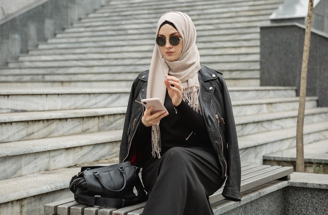 TERTATA: Pemilihan material hijab yang tepat membuat penataannya lebih mudah. (Foto: Freepik)