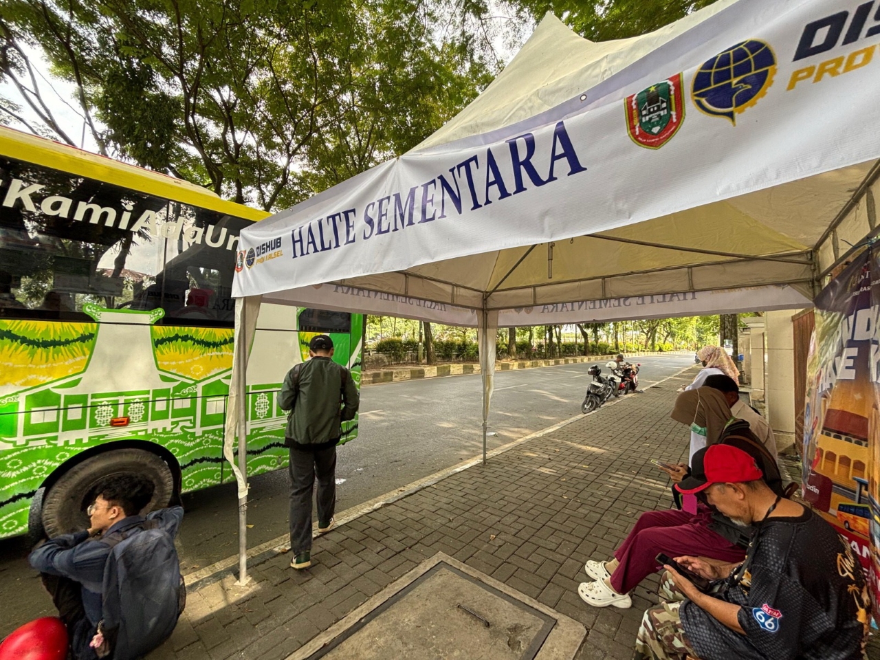 Halte sementara pengganti dari Nol Kilometer Banjarmasin, banyak warga berdiri, ojek mangkal dan rawan rembesan air ketika hujan.