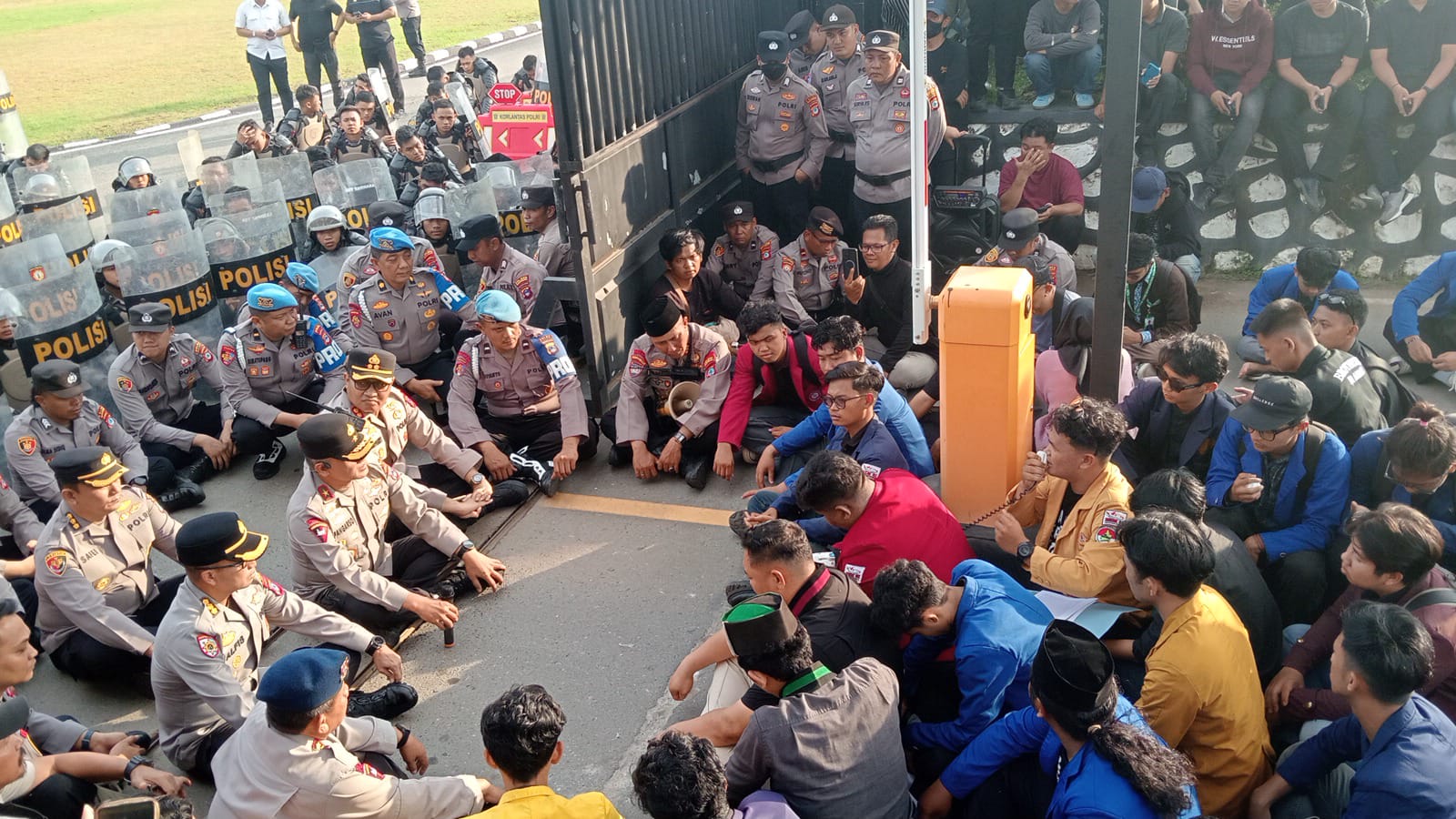 DUDUK LESEHAN: Ratusan mahasiswa dari berbagai kampus di Kalimantan Selatan menggelar aksi unjuk rasa di depan Mapolda Kalsel, Senin (2/3). 